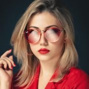 Frau mit roter Brille