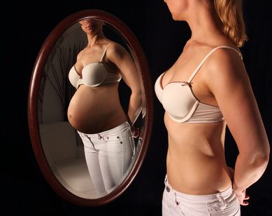 Frau mit dünnem und Schwangerschaftsbauch