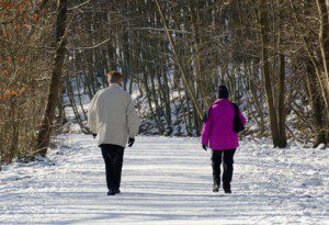 lteres Paar beim Winterspaziergang