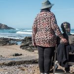Ältere Menschen am Strand