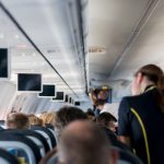 Passagiere und Stewardess