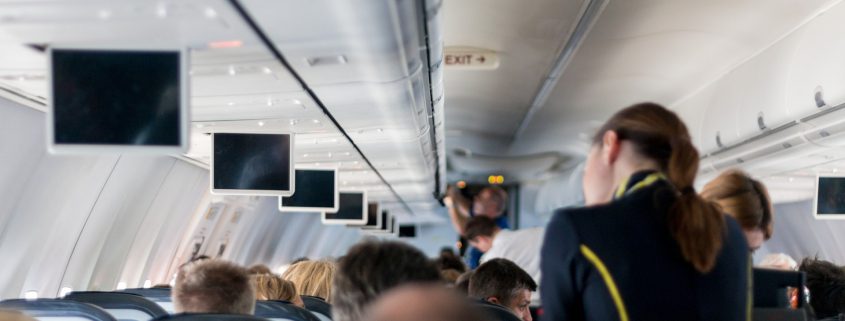 Passagiere und Stewardess