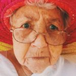 ältere Frau mit Hut