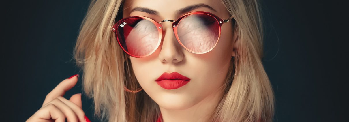 Frau mit roter Brille