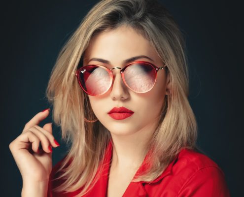 Frau mit roter Brille