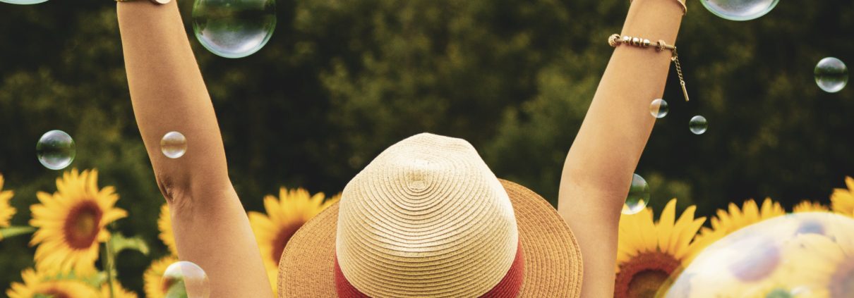 Frau hält Arme in die Höhe