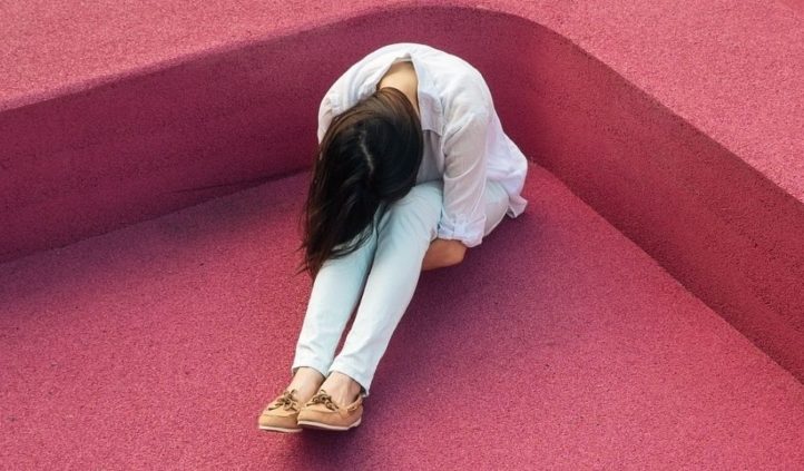 Frau auf rotem Teppich