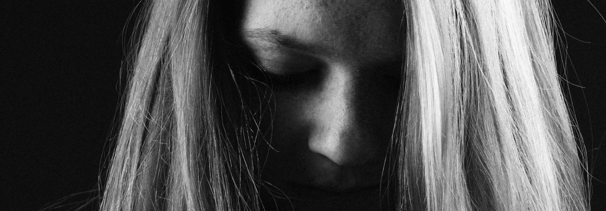 Frau auf schwarz-weiß-Bild