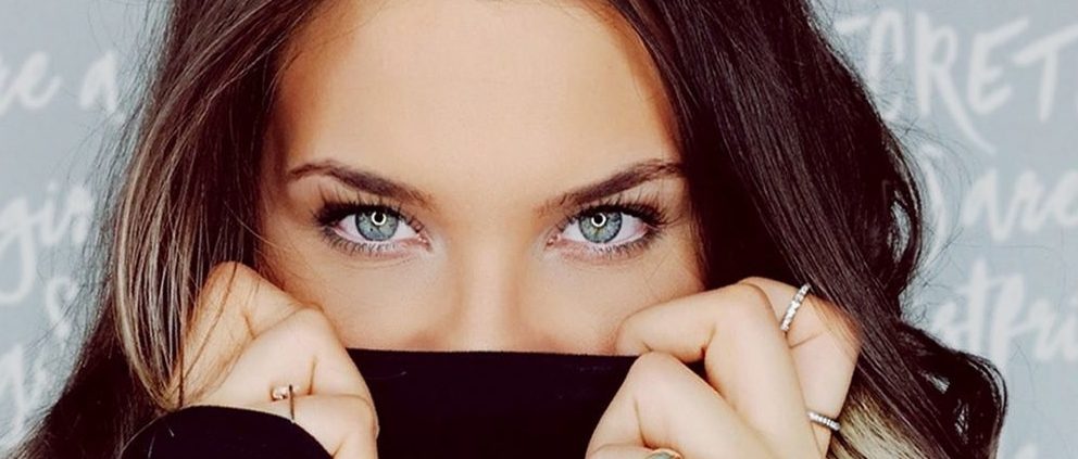 Frau im Rollkragenpullover